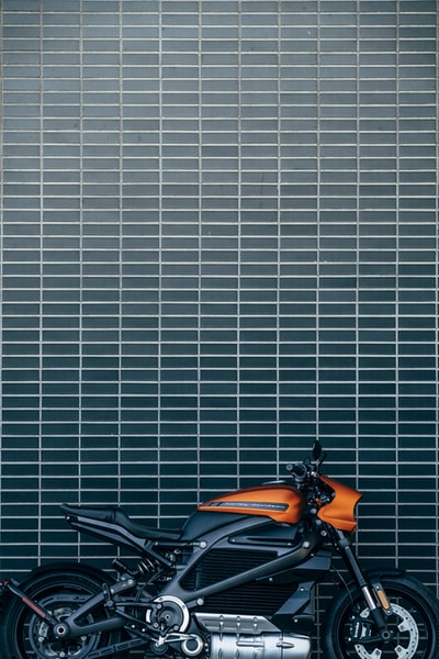 橙色和黑色摩托车